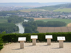 Hautvillers occupe une position en surplomp d'o� l'on d�couvre un beau panorama sur la vall�e de la Marne