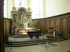 Choeur de l'�glise abbatiale de Hautvillers: au premier plan, l'une des deux tombes que l'on aper�oit dans le dallage est celle du moine Dom Perignon qui inventa le Champagne.