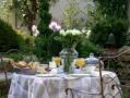 Aux beaux jours, lorsque le temps le permet, le petit déjeuner peut être servi dans le jardin: un moment fort pour un week-end romantique en Ilde de France.