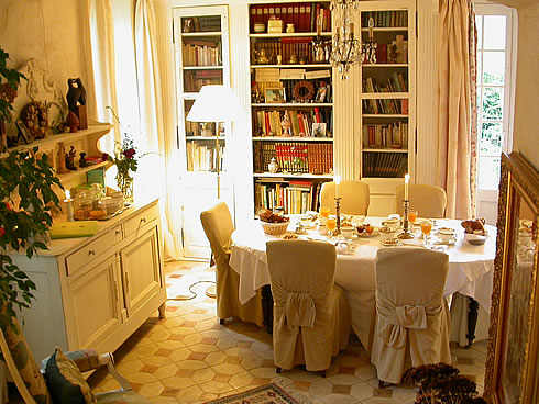 Pour un week-end encore plus romantique, les petits déjeuners sont servis dans la bibliothèque, sur une belle table. Et les confitures de Molly (le petit nom de la maîtresse de maison) sont originales et raffinées.